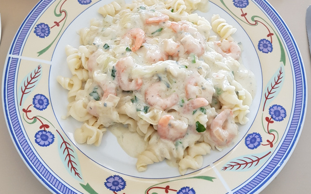 Penne ao molho de gorgonzola com camarão