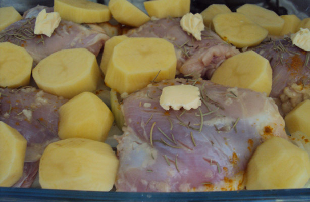 Sobrecoxas de frango assadas com alecrim