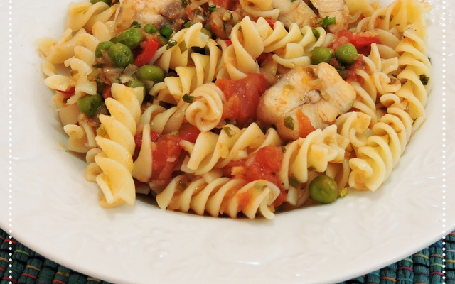 Macarrão ao molho de cação e ervilhas da ABIMAPI