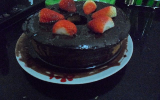 Bolo de cenoura com calda de chocolate