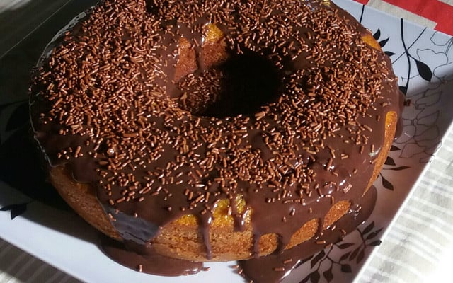 Bolo de cenoura fofinho com cobertura de chocolate