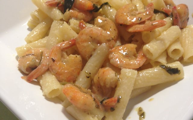 Camarão no linguine com limão e pimenta