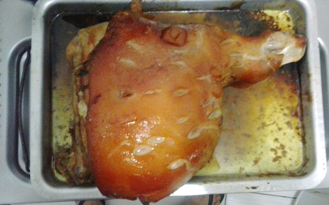 Pernil assado com cerveja e canela