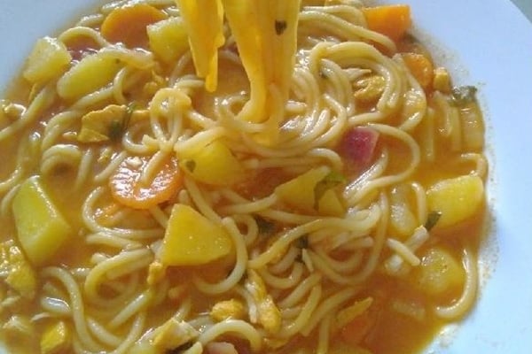 Sopa de frango com legumes e macarrão