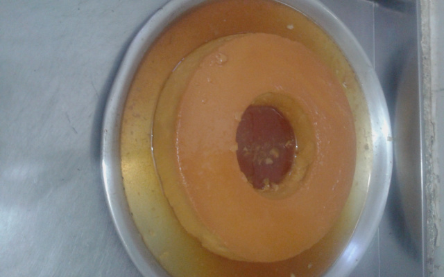 Pudim de pão e leite em pó com iogurte de coco