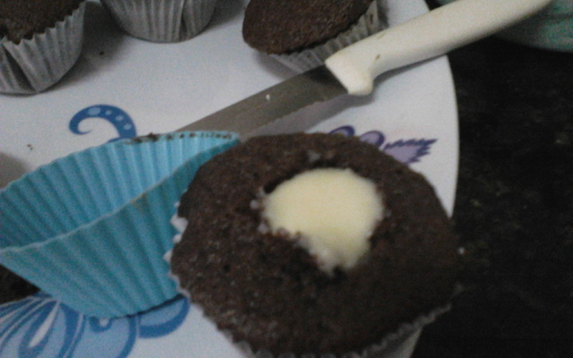 Cupcake de chocolate com recheio de beijinho