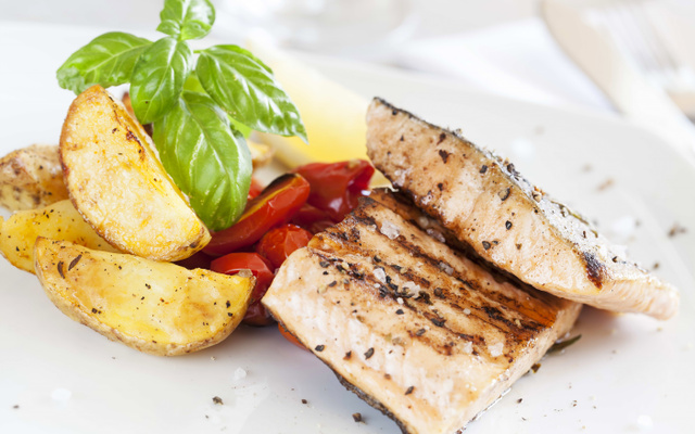 Filé de peixe com batatas carameladas do Chef