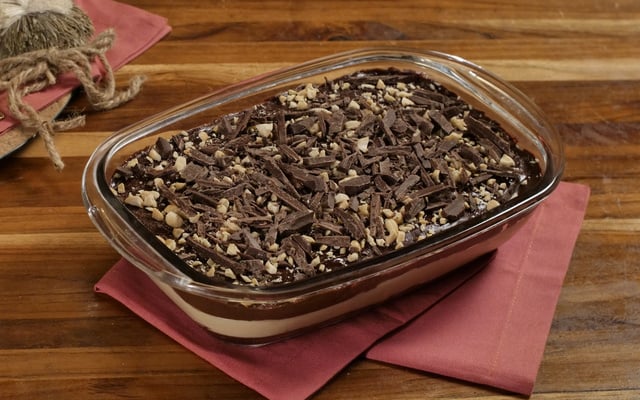 Ovo de Páscoa na travessa com camadas de creme e chocolate