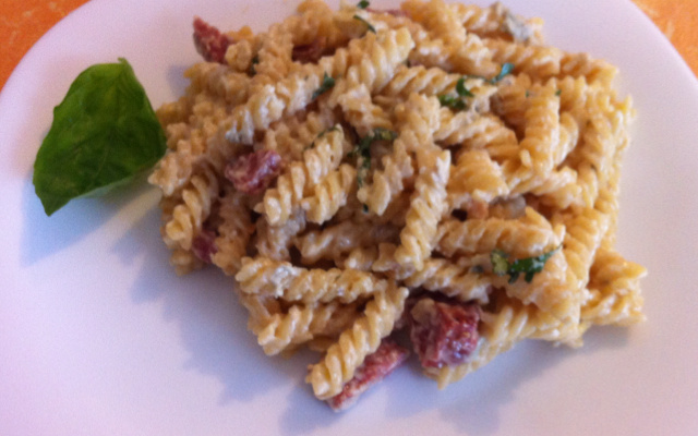 Macarão fusilli 3 queijos ao basílico