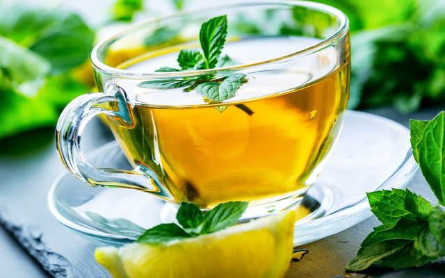 Chá refrescante de hortelã e gengibre