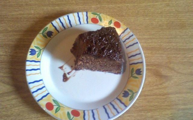 Bolo de chocolate de microondas com calda de falso brigadeiro