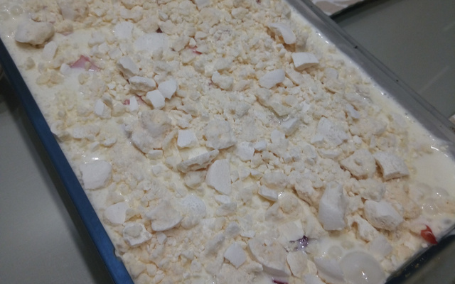 Merengue de morango com suspiro