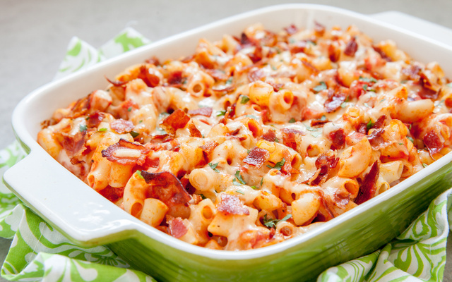 Macarrão com queijo e presunto ao forno