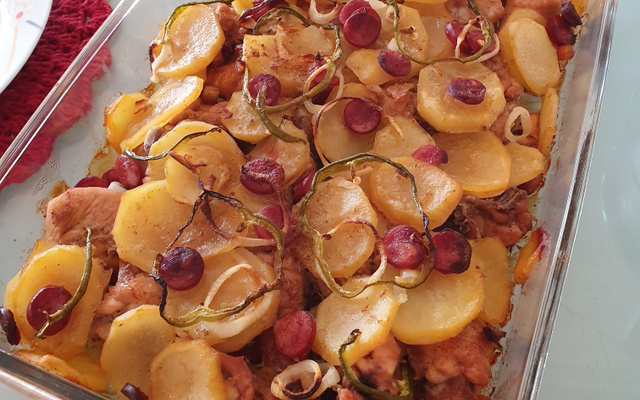 Frango assado na cerveja com bacon e calabresa