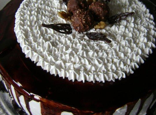 Bolo com creme de Nutella e nozes