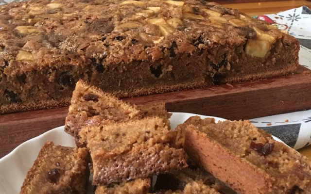 Bolo alemão de maçã, uvas e canela