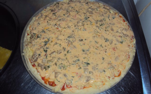 Pizza de estrogonofe de frango