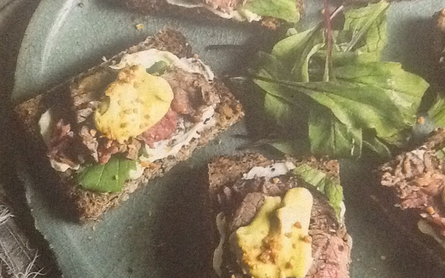 Sanduíche aberto de rosbife