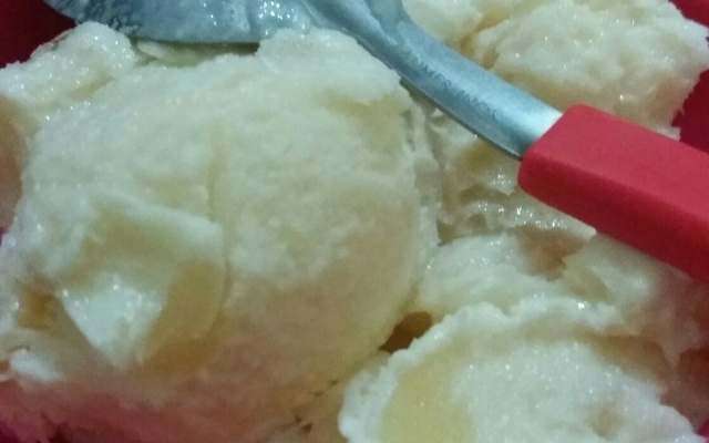 Sorvete cremoso de abacaxi