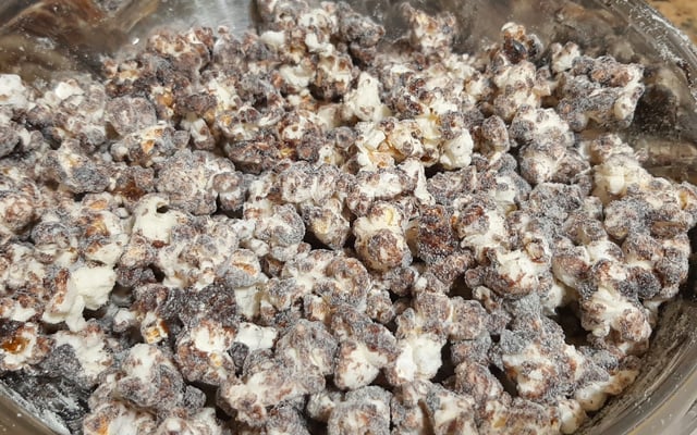 Pipoca de chocolate com leite em pó