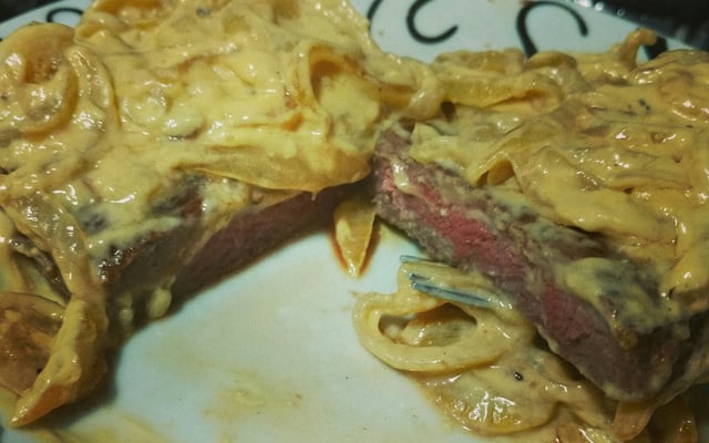Bife acebolado com molho de maionese