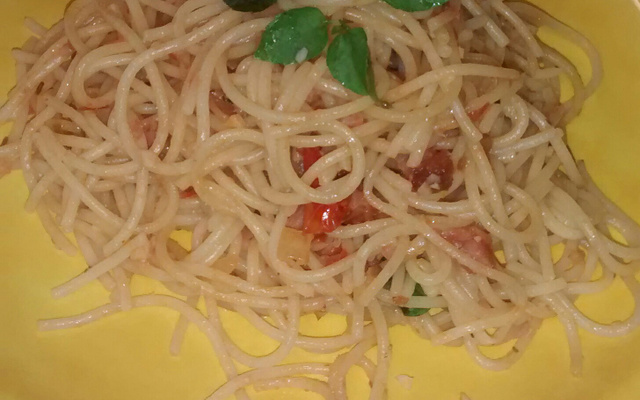 Macarronada ao molho de tomate, bacon e manjericão