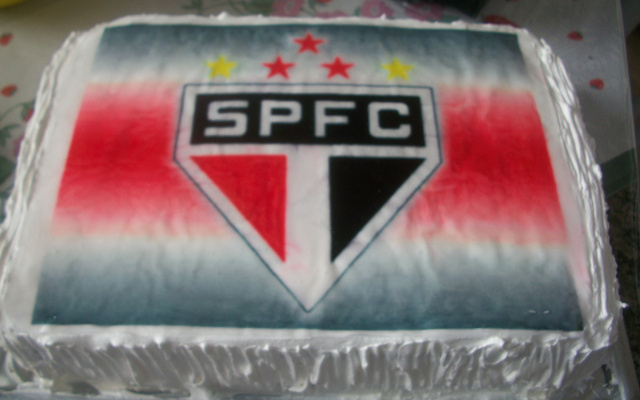 Bolo de aniversário colorido