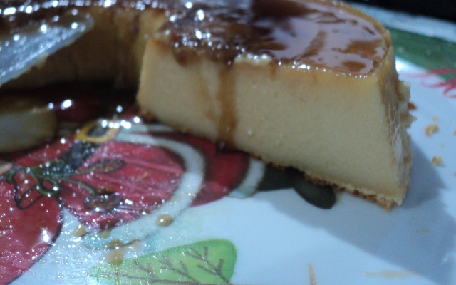 Pudim de chocolate branco com calda de café