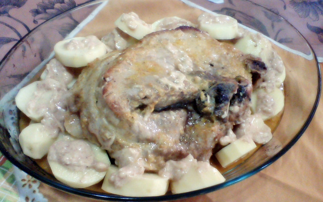 Pernil ao molho de maionese com batatas
