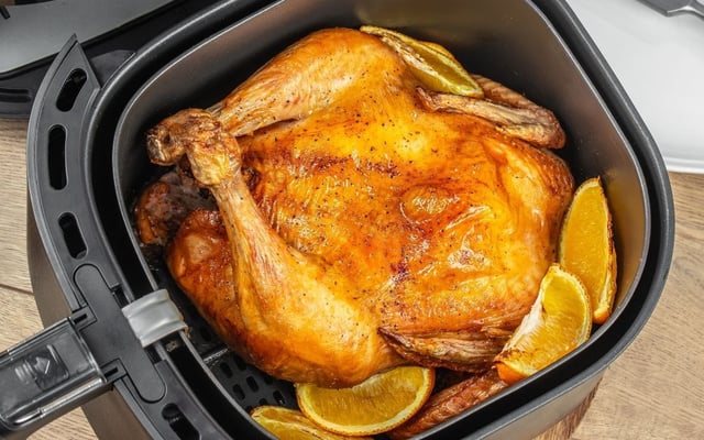 Frango assado na airfryer inteiro e com laranjas e temperos
