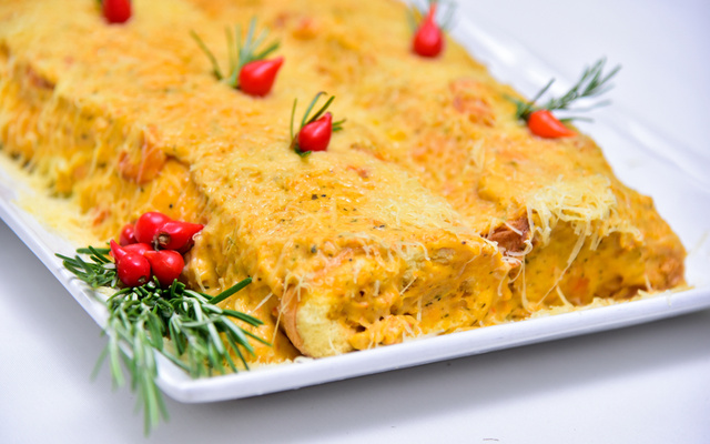 Rocambole de mandioca com calabresa