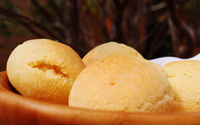 Pão de queijo com grana e amêndoas
