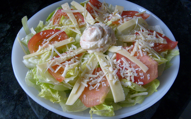 Salada fácil 2 queijos com maionese tártaro