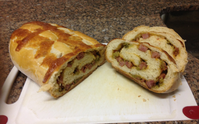 Pão caseiro recheado com calabresa