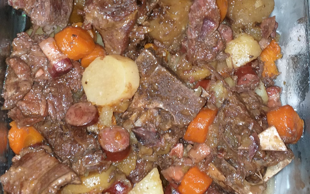 Costela bovina na panela de pressão com linguiça calabresa e bacon