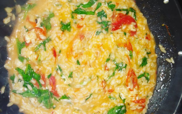 Risoto de tomate seco e rúcula