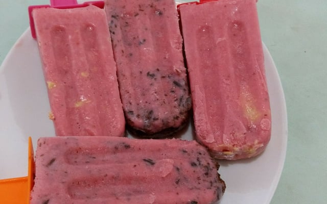 Picolé cremoso morango com kefir