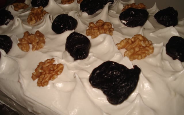 Bolo de nozes com recheio de doce de leite e ameixa