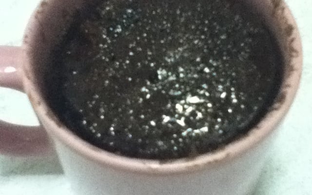 Bolo de caneca com cobertura de chocolate