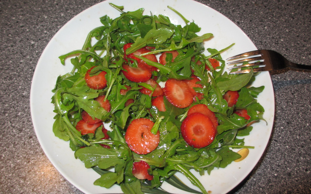 Salada de rúcula com morango