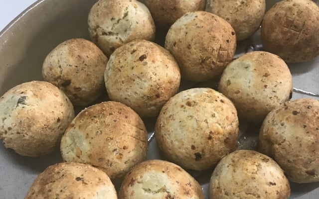 Bolinho de arroz com queijo na air fryer