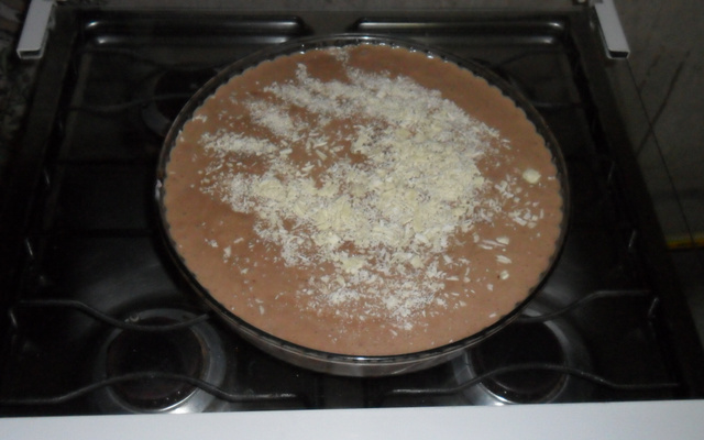 Torta de mousse de chocolate com morango e recheio de merengue de limão