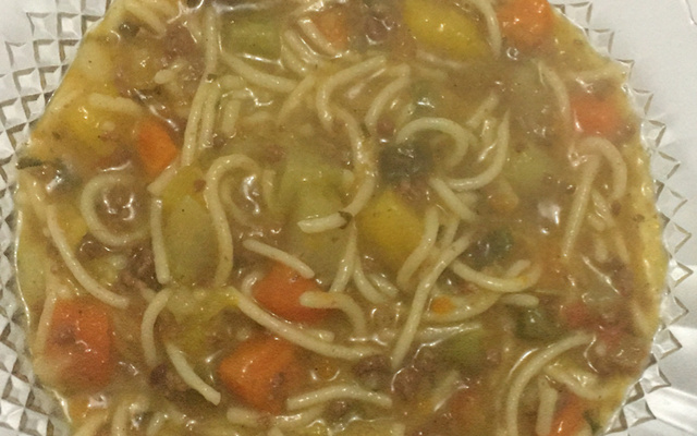 Sopa de macarrão com legumes