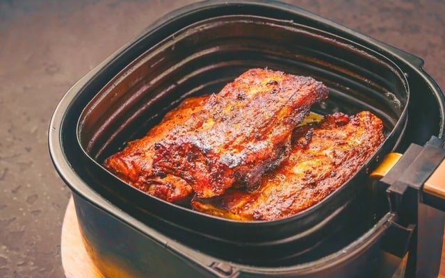 Carne de porco na airfryer cortada em pedaços no cesto
