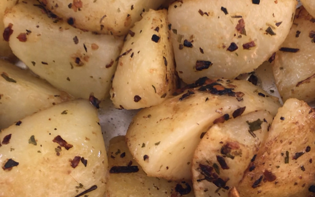 Batatas coradas com chimichurri