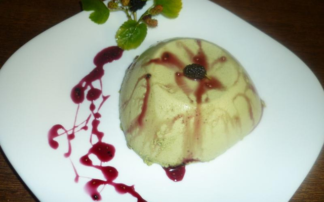 Mousse dos pampas com calda de amoras silvestres