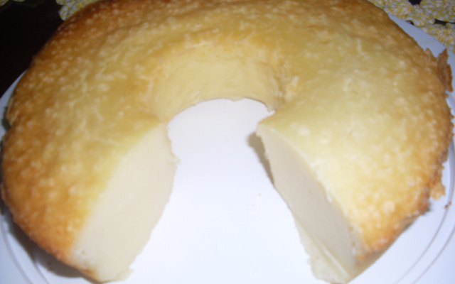 Bolo de carimã com leite condensado