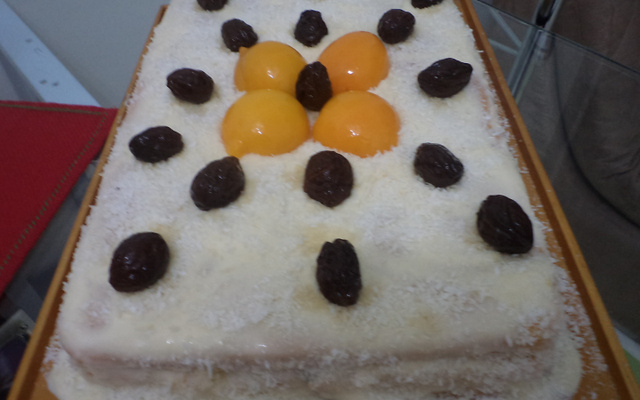 Bolo com recheio de ameixa e pessêgo da mamãe Cida