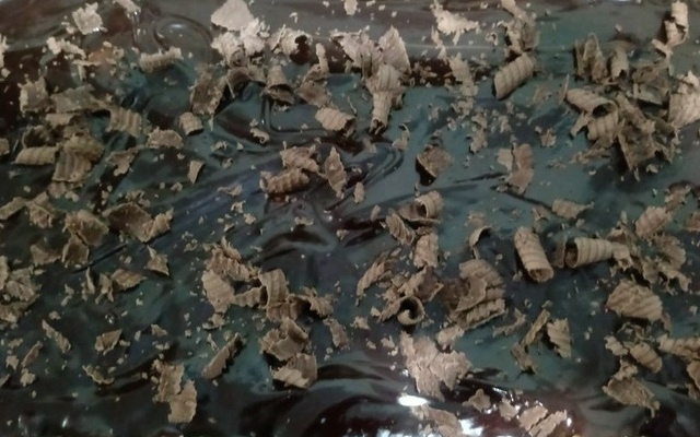 Torta maracujá e biscoito sabor chocolate com recheio de baunilha