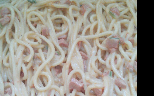 Macarrão com salsicha e creme de leite